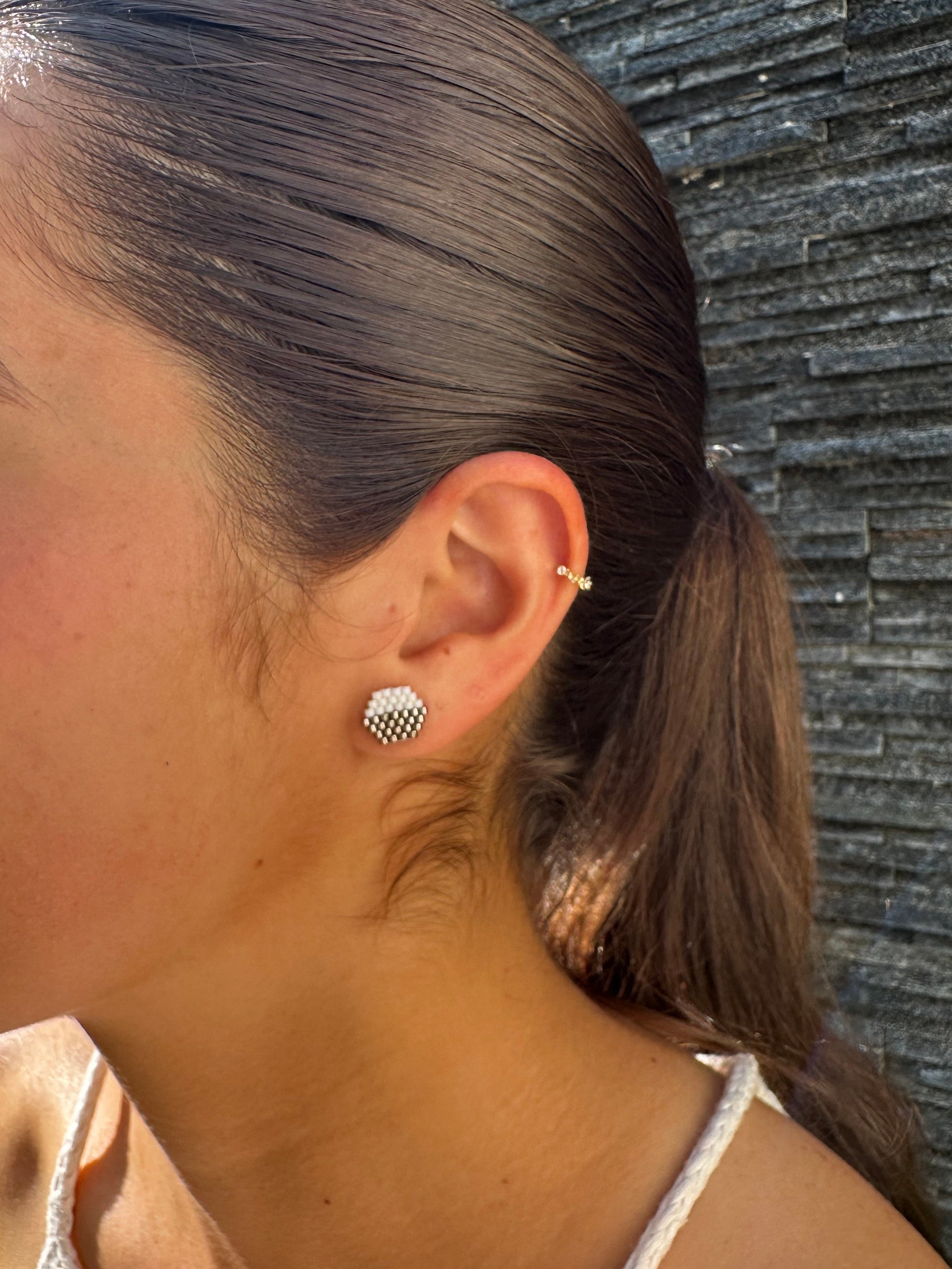 ARETES MIYUKI PEGADOS