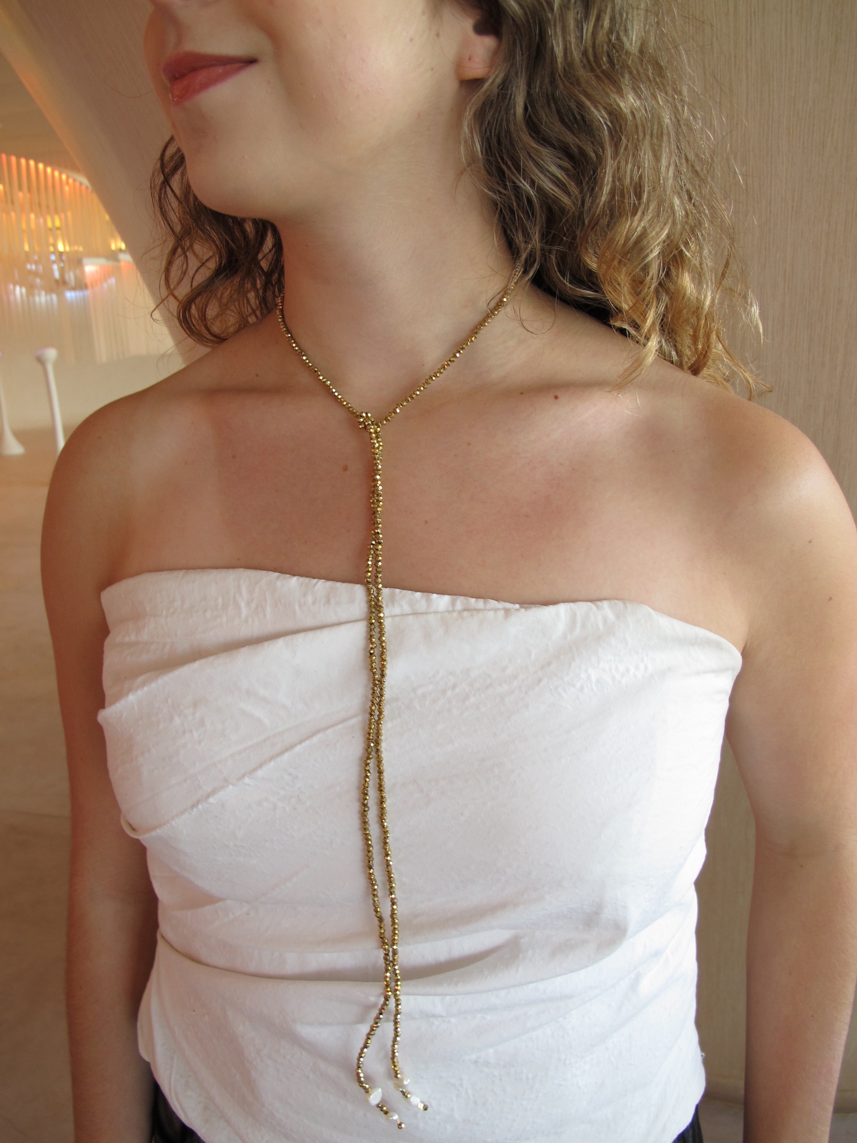 COLLAR DORADO BRILLOSO