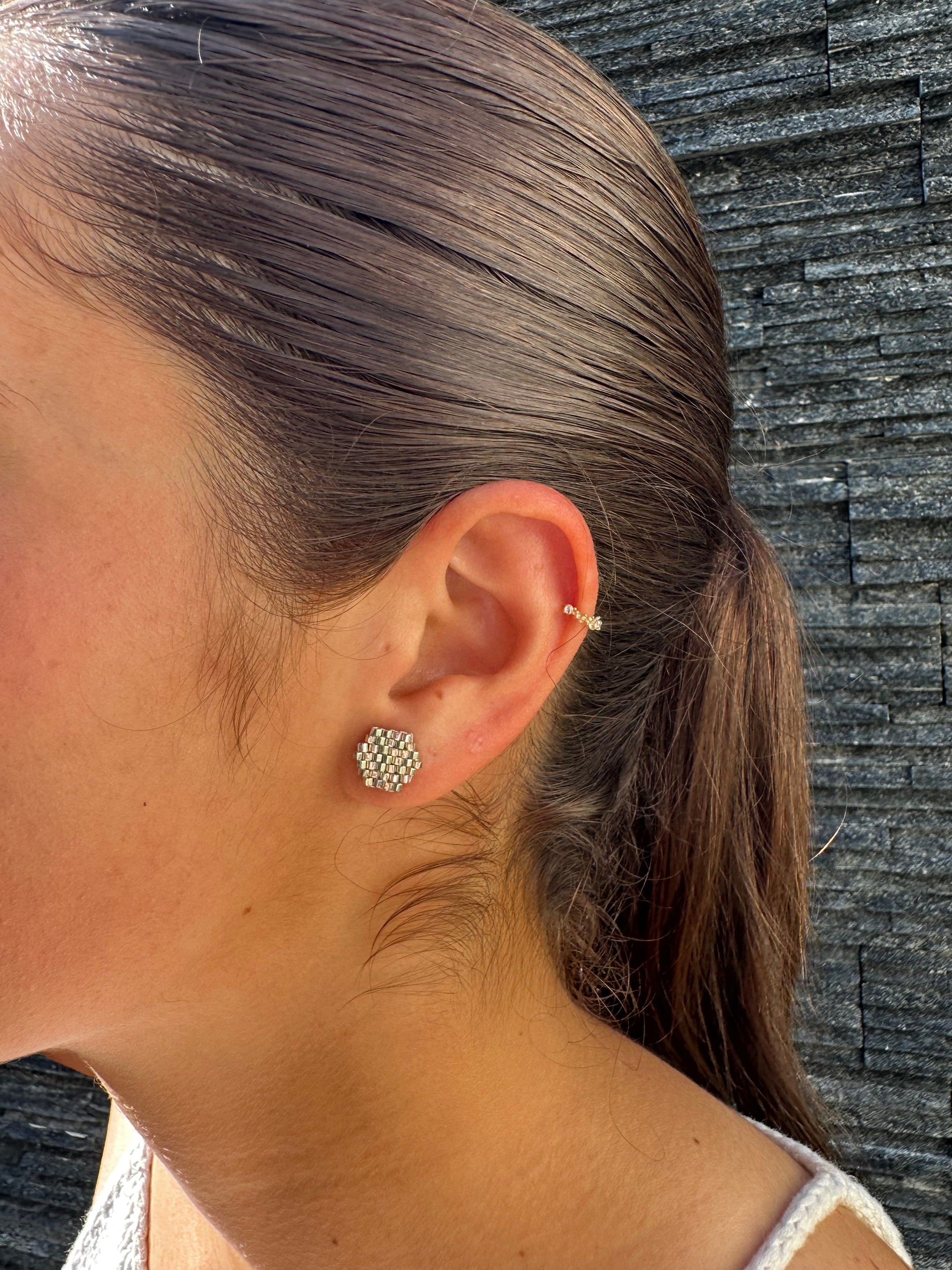 ARETES MIYUKI PEGADOS