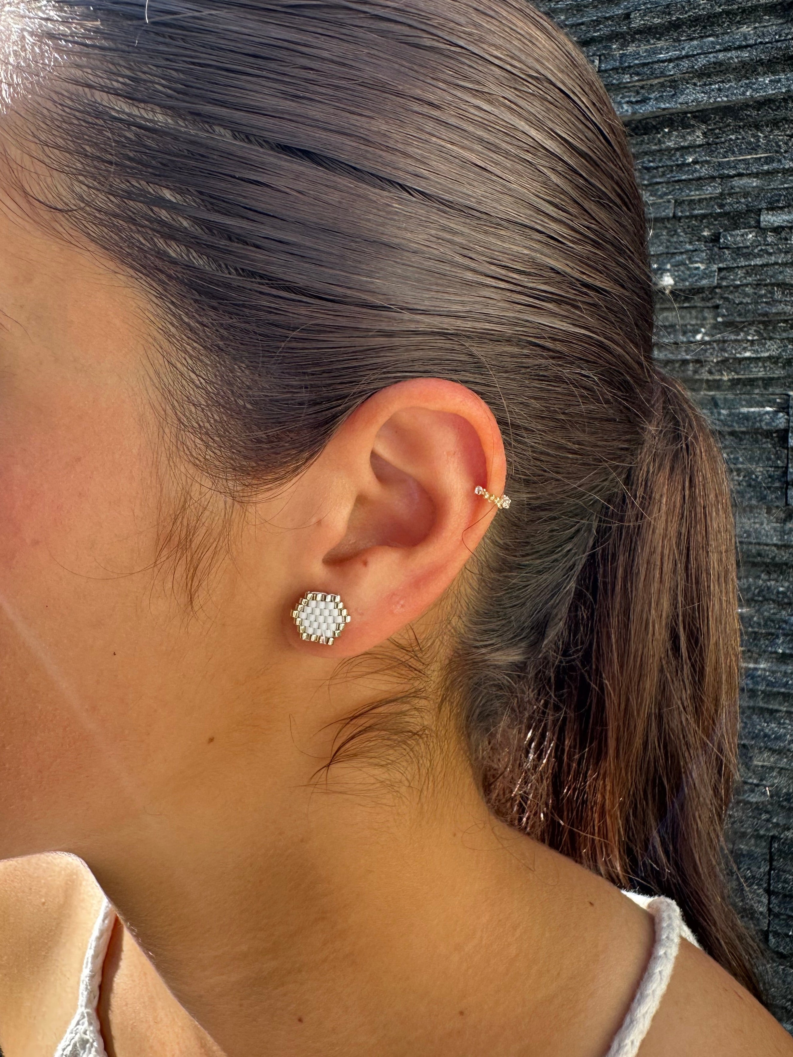 ARETES MIYUKI PEGADOS