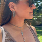 ARETES BARBITAS GRIS PLATEADO