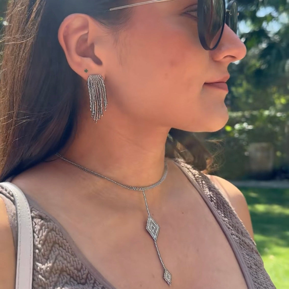 ARETES BARBITAS GRIS PLATEADO