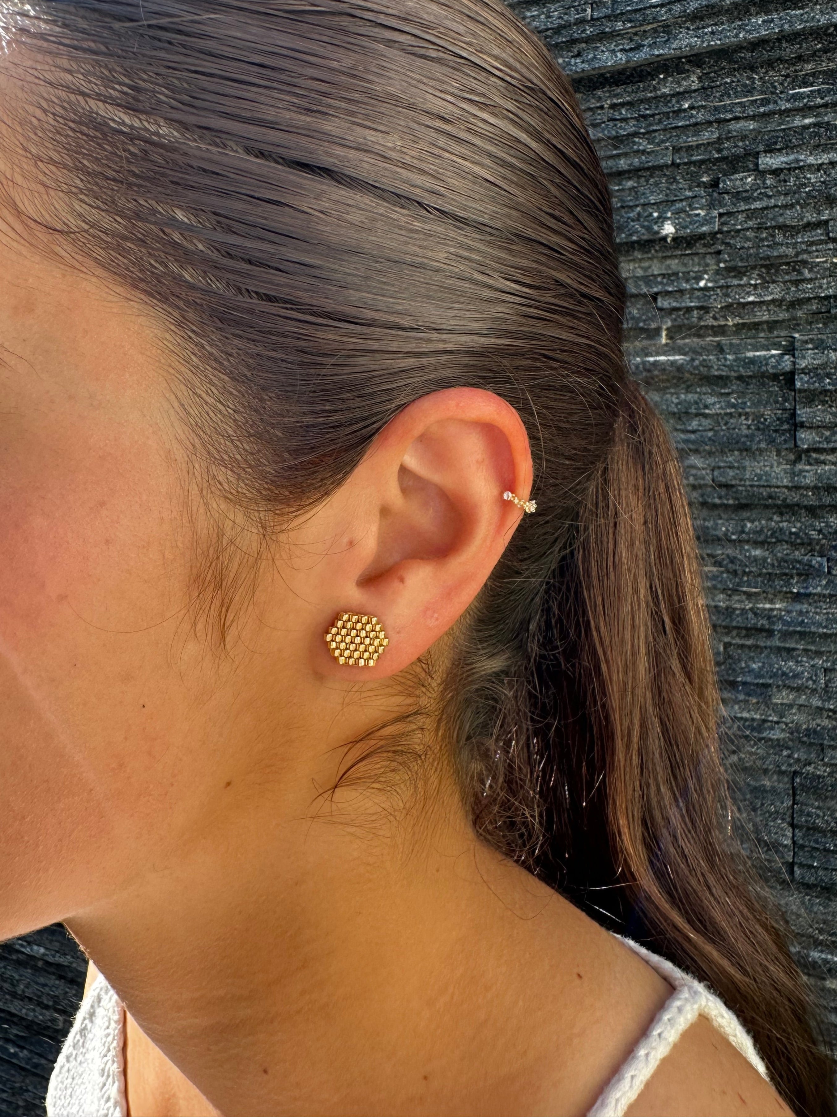 ARETES MIYUKI PEGADOS