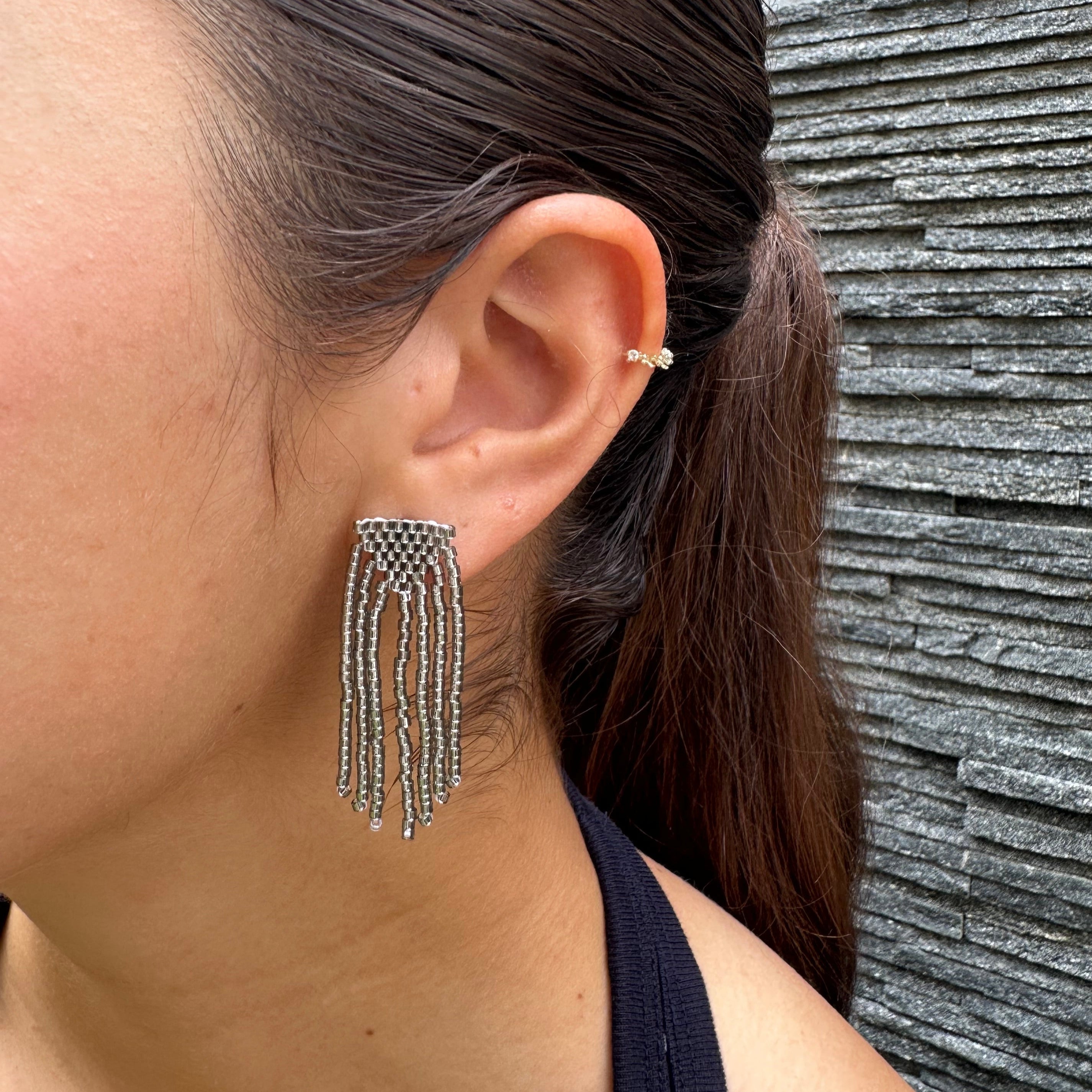 ARETES BARBITAS GRIS PLATEADO