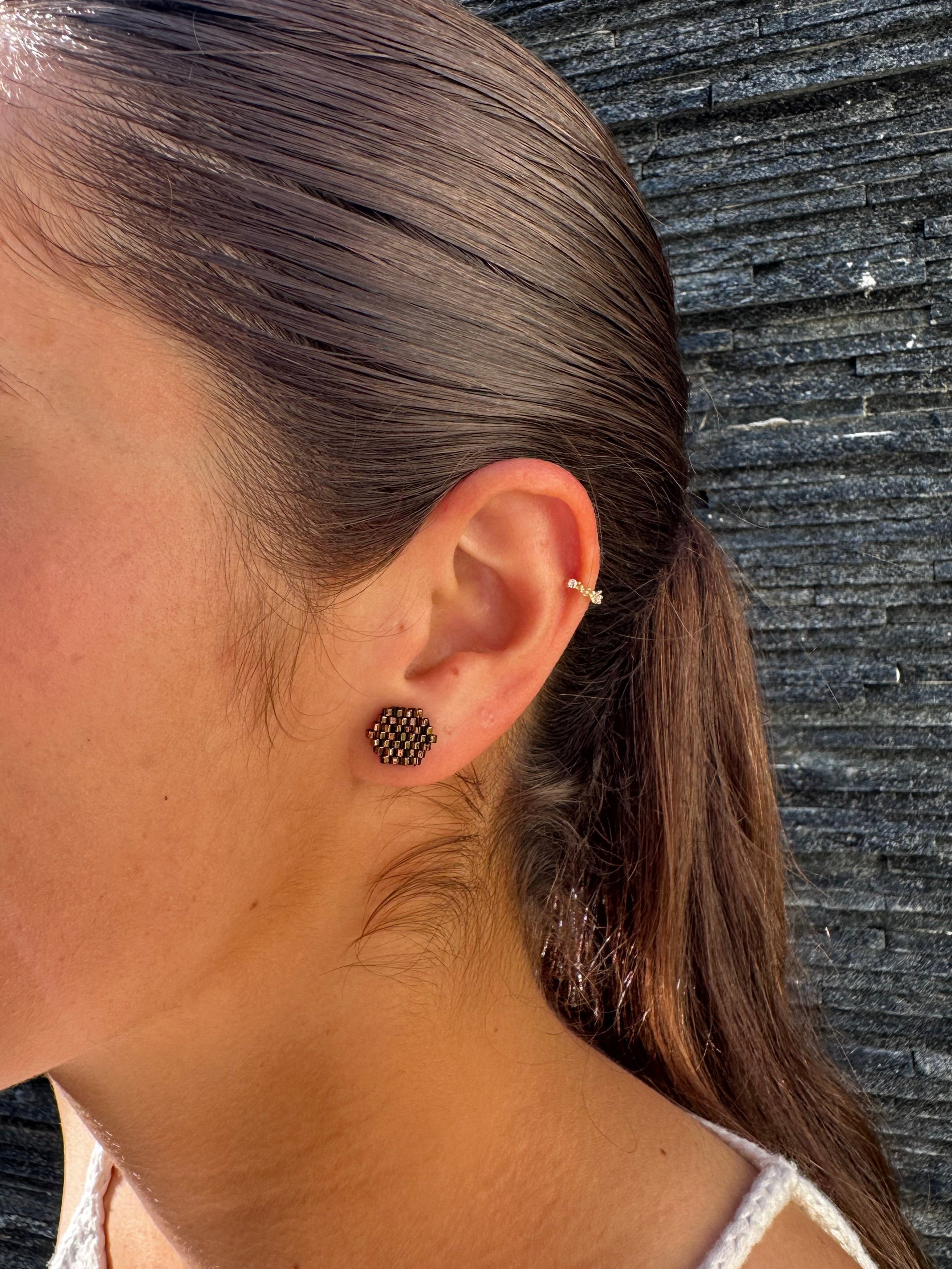 ARETES MIYUKI PEGADOS